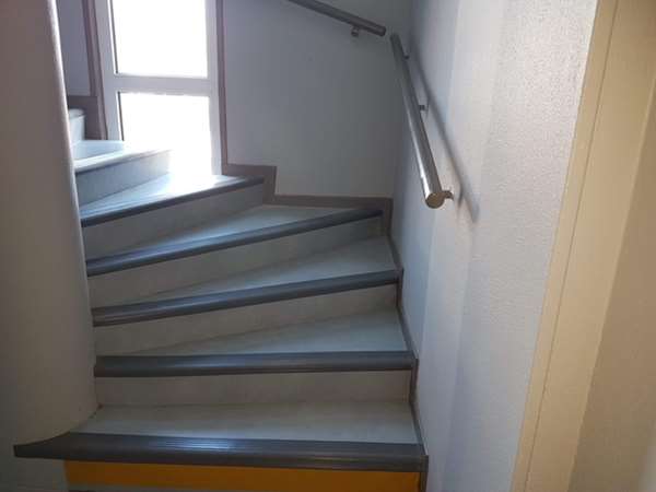 Escalier après réfection des sols et peintures